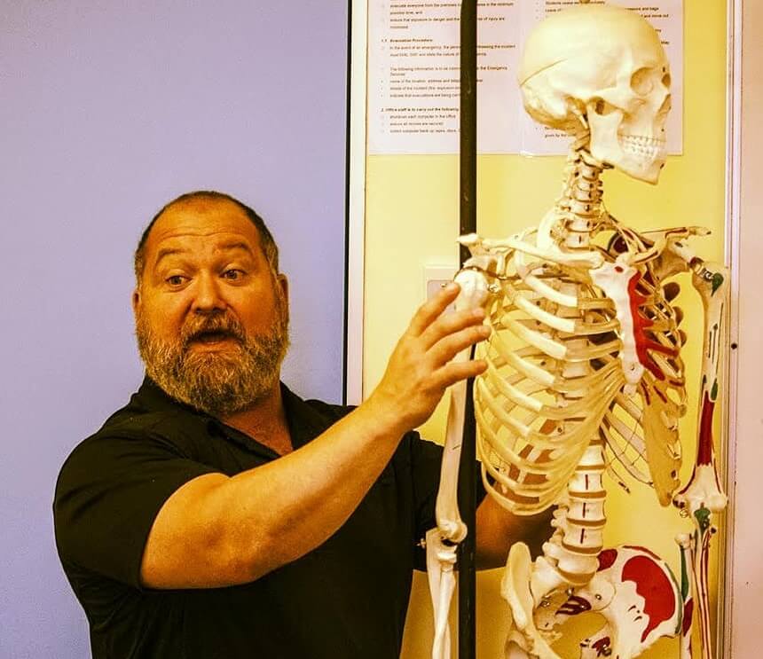 Broderick Chavez erklärt Anatomie mit Skelettmodell Experte erklärt Anatomie mit einem Skelettmodell: Broderick Chavez, ehemaliger Olympia-Coach, veranschaulicht Anatomie