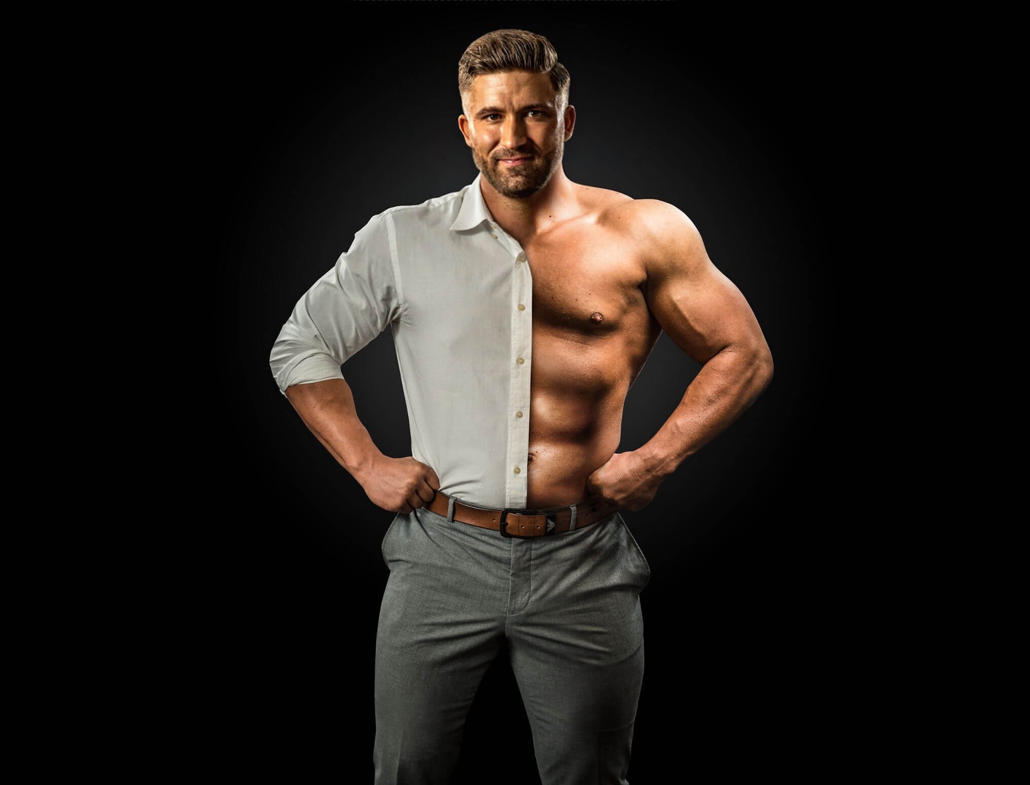 Tobias Burkhardt Performance Coach, zur Hälfte im Business-Outfit und zur Hälfte muskulös und fit
