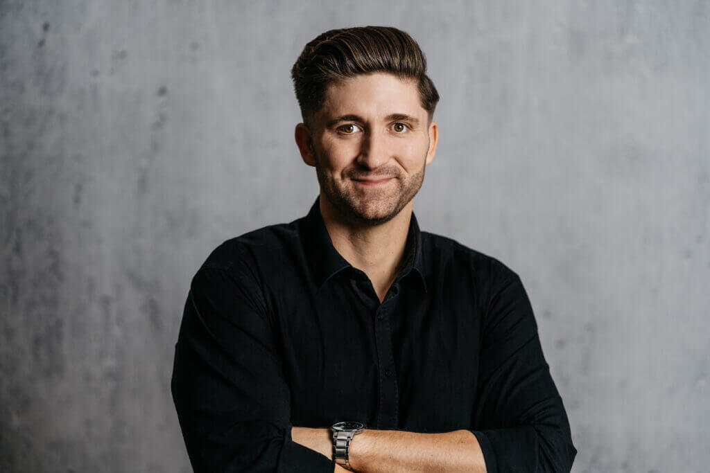 Portrait lächelnd von Tobias Burkhardt, Performance Coach für Selbstständige und Gründer von Paretofit